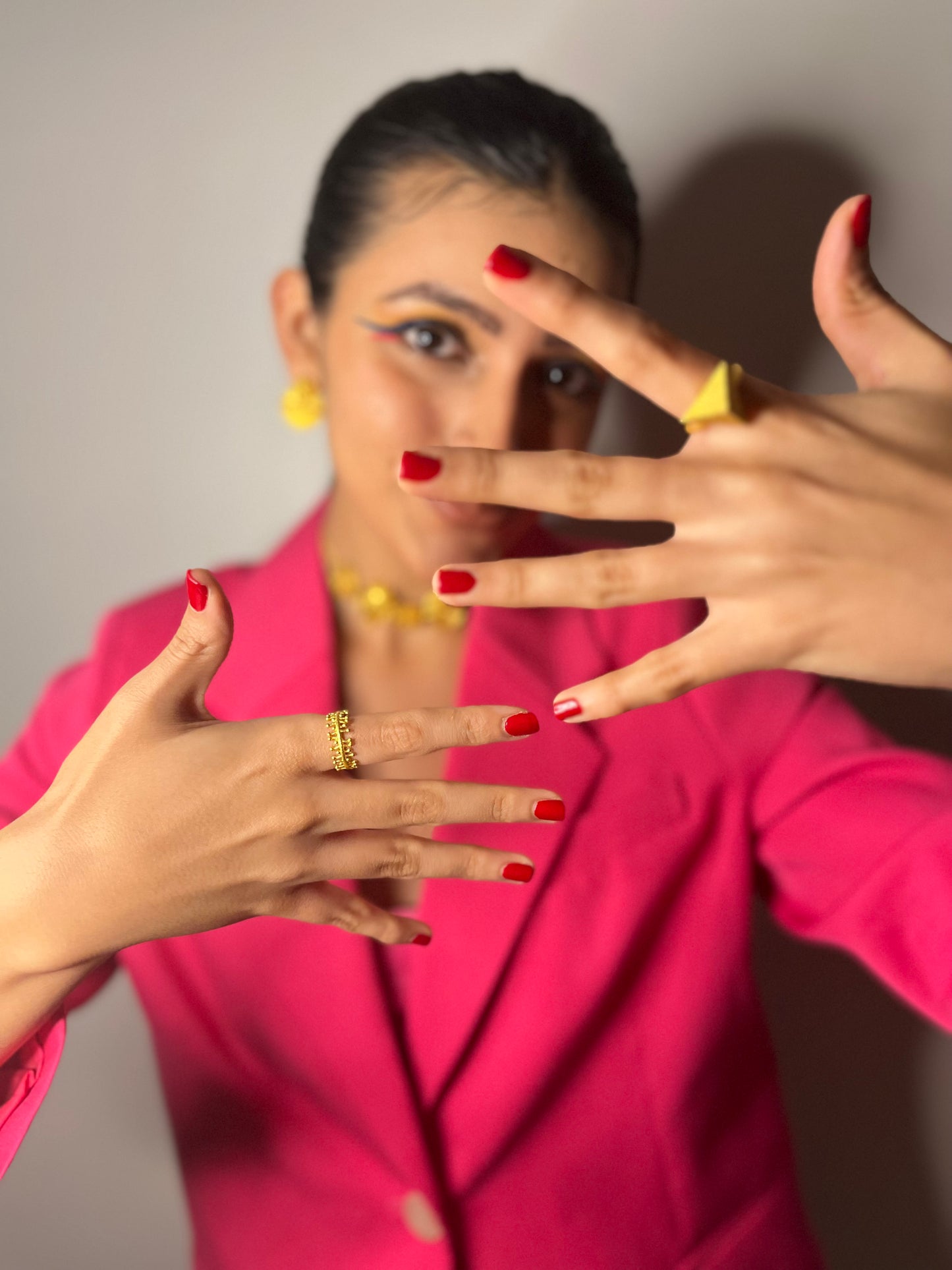 WHEELS IN HAND RING