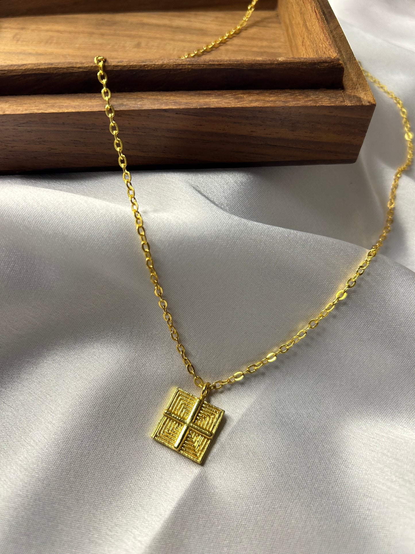 VERTICAL FOUR LINE NECKLACE
