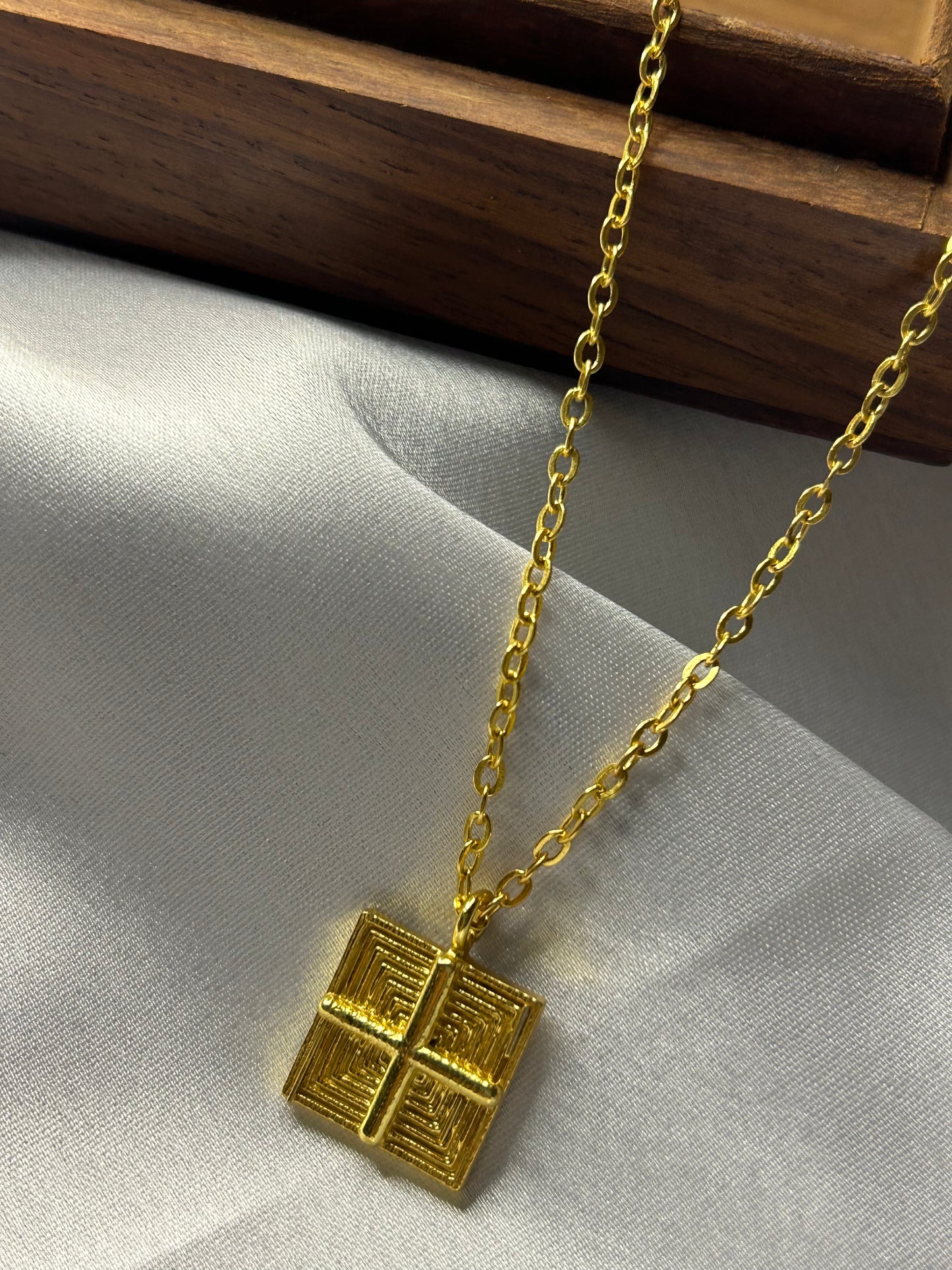 VERTICAL FOUR LINE NECKLACE