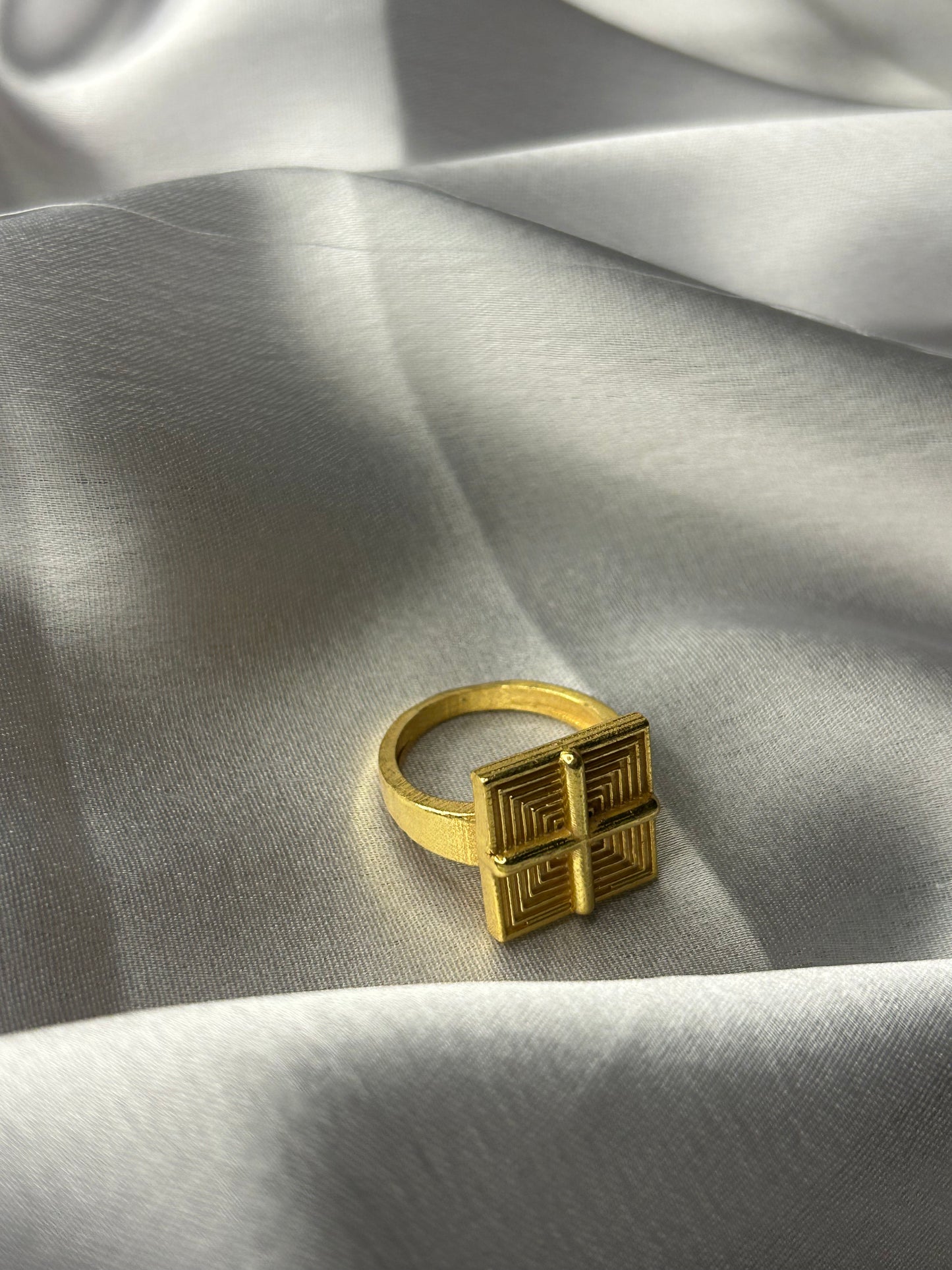 VERTICAL FOUR LINE RING