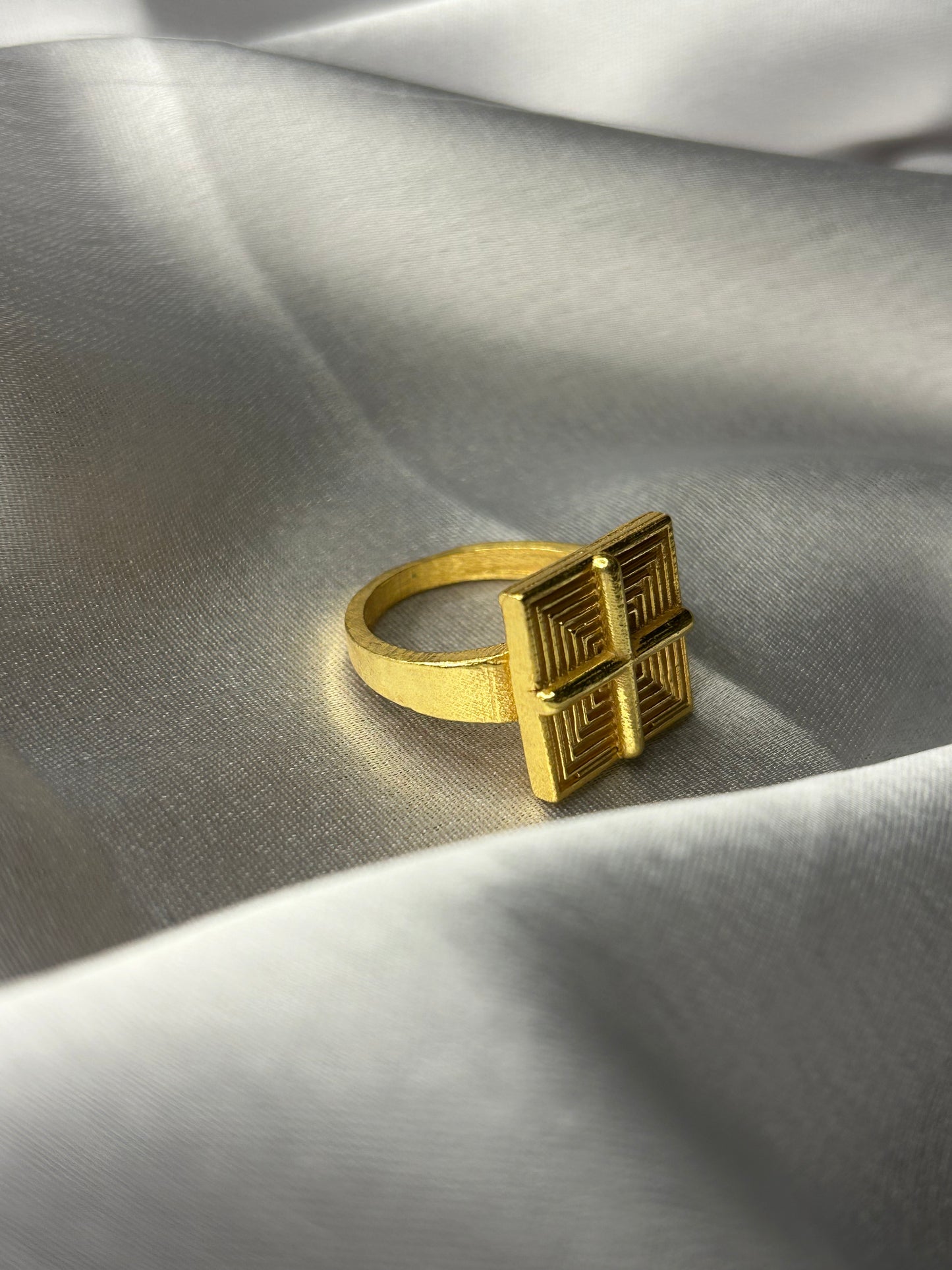 VERTICAL FOUR LINE RING