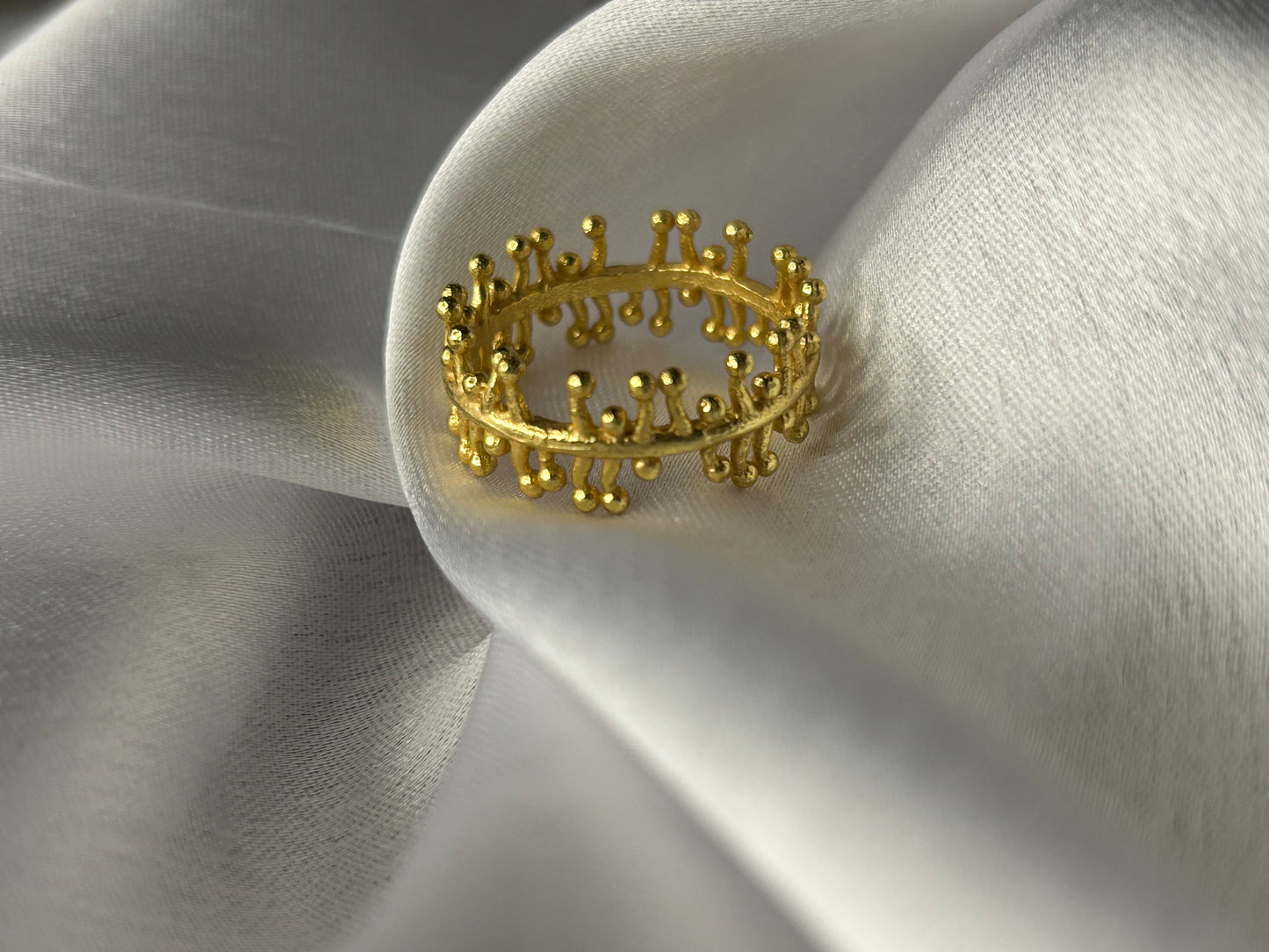WHEELS IN HAND RING