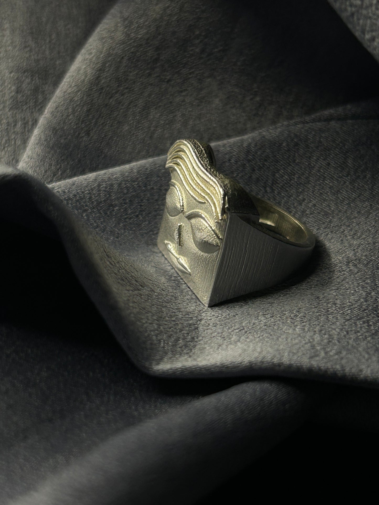 POKER FACE RING