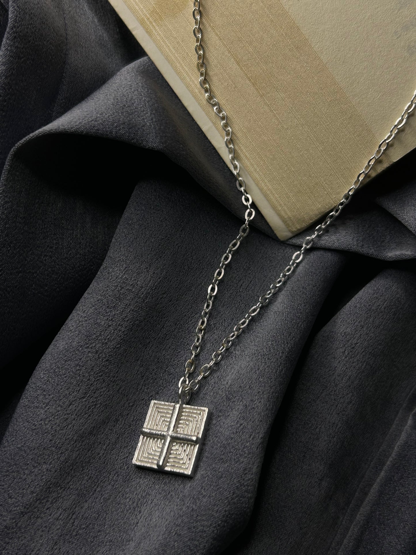 VERTICAL FOUR LINE NECKLACE
